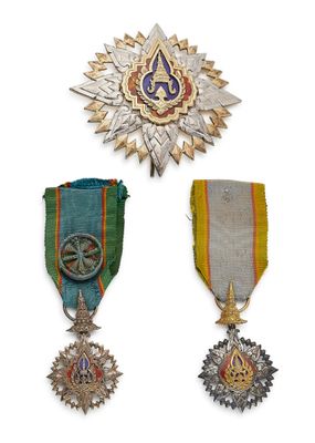trois médailles et une étoile sur fond blanc