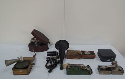 tout un tas d'appareils photo anciens de différents types posés sur une table