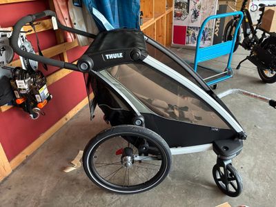 une poussette fixée sur le côté d'un vélo