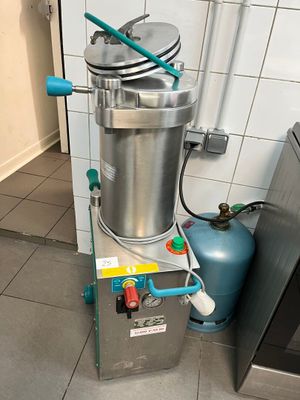 une photo d'une cuisine avec une casserole et un réservoir