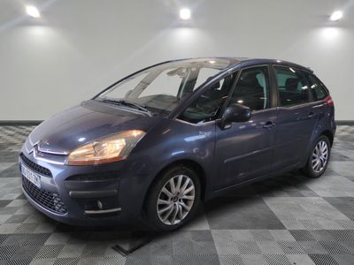 la voiture bleue est garée dans le garage sur le sol en damier