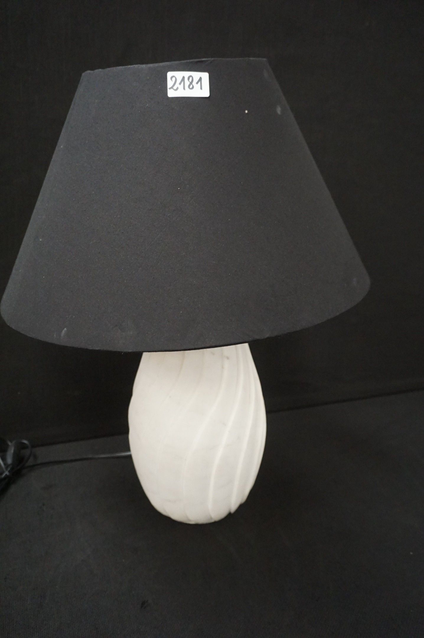 lampe de table avec un pied torsadé en marbre blanc - H : 60…