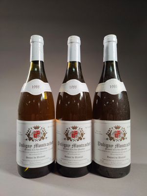 trois bouteilles de vin posées sur une table l'une à côté de l'autre