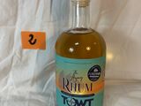 une bouteille de rhum posée sur une table, avec une étiquette indiquant le prix