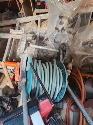 un tas d'objets et d'outils en tout genre dans un garage