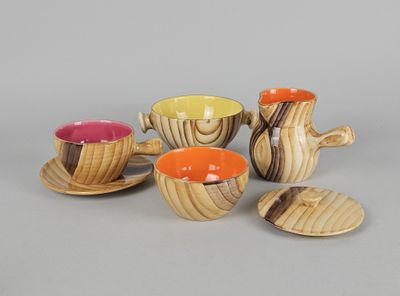 quatre tasses et soucoupes posées sur une table