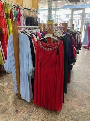 - 5ml de portant bois avec tringle cuivrée pour robes longue…