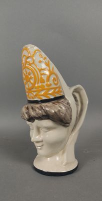 une figurine représentant un homme coiffé d'un chapeau