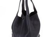 un sac fourre-tout en cuir noir sur fond blanc