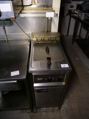 une cuisine équipée d'une cuisinière, d'un évier et d'un lave-vaisselle