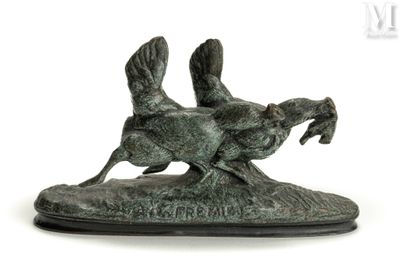 une statue représentant deux oiseaux qui courent sur le sol