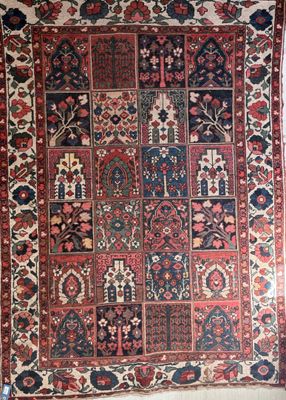 un tapis persan ancien aux couleurs et motifs variés