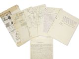 Plusieurs vieilles lettres et documents sont empilés les uns sur les autres