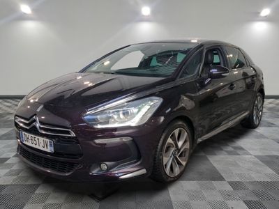 La nouvelle Citroën est prête à être exposée dans le showroom.