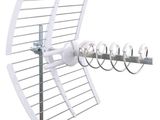 une image montrant un gros plan d'une antenne de télévision fixée sur un mât