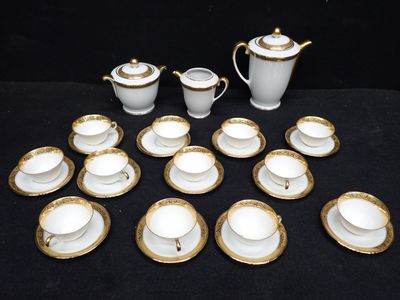 de nombreuses tasses et soucoupes posées sur une table noire