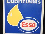une pancarte indiquant « Lubrifiants Eso en vente ici »