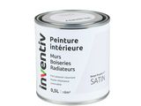 gros plan d'un pot de peinture sur fond blanc