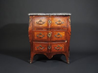 Petite commode galbée sur trois faces en placage de bois de … - Photo 1