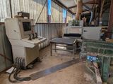 une machine qui se trouve à l'intérieur d'un bâtiment
