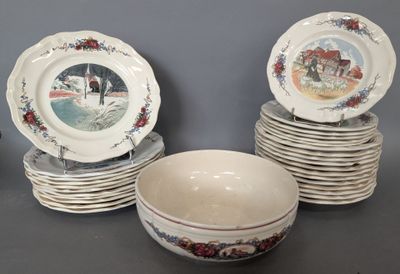 de nombreuses assiettes et bols empilés les uns sur les autres