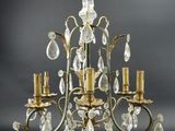 une image d'un lustre dont les bras sont ornés de gouttes de cristal