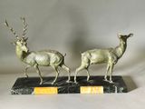 paire de sculptures de cerfs en bronze sur socle de marbre