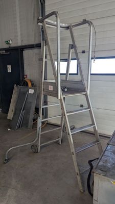 une échelle qui se trouve dans un garage