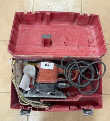 une boîte à outils rouge contenant des outils, posée sur un sol carrelé