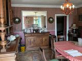 une salle à manger avec une nappe à carreaux rouges et blancs