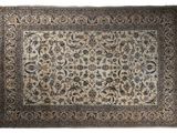 un tapis persan antique avec un motif floral sur fond blanc