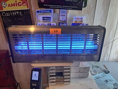 une photo d'un grand radiateur électrique posé sur une table