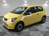 La petite voiture jaune est garée sur un sol en damier.