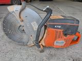 une machine orange et noire posée par terre
