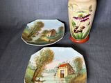 trois assiettes et un vase posés sur une table