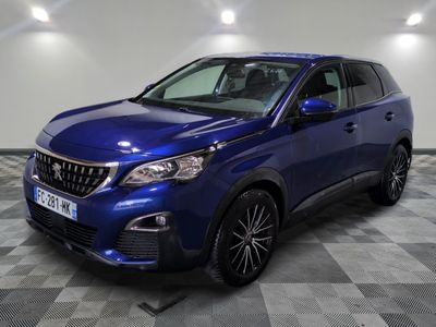 un 4x4 bleu garé dans un garage au sol en damier