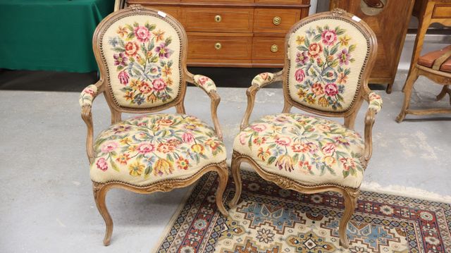 Paire de fauteuils cabriolets de style Louis XV garnis de tapisse...
