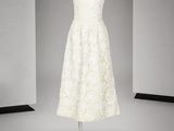 une photo d'une robe blanche exposée dans une pièce