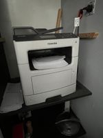 Ensemble (bureau et accueil magasin) comprenant : (photo 2)