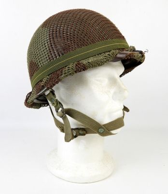 une image représentant un casque posé sur une tête de mannequin, elle-même posée sur une autre tête de mannequin
