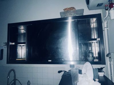 une image représentant une photo en noir et blanc d'une cuisine