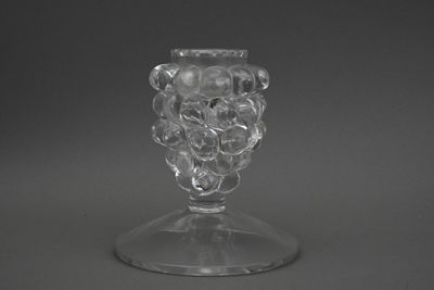 un vase en verre transparent orné d'une tête de lion