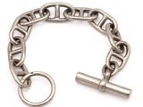 un gros plan d'un bracelet à maillons muni d'un fermoir en métal