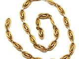 un ensemble composé d'un collier et d'un bracelet en or sur fond blanc