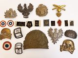 plusieurs types de badges sur une surface blanche