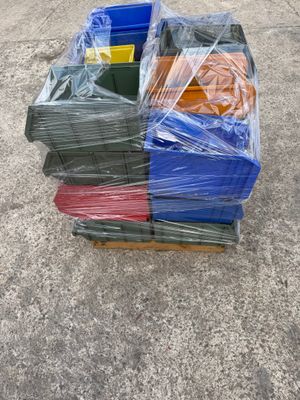 une pile de boîtes en plastique posées par terre