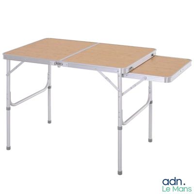 un gros plan d'une table sur laquelle sont posées deux tables pliantes