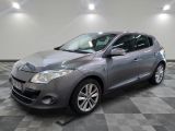 la voiture grise est garée dans le garage sur le sol en damier