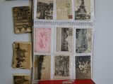 une boîte rouge sur laquelle sont empilés un tas de vieux papiers