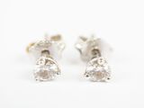 une paire de boucles d'oreilles en diamant sur fond blanc